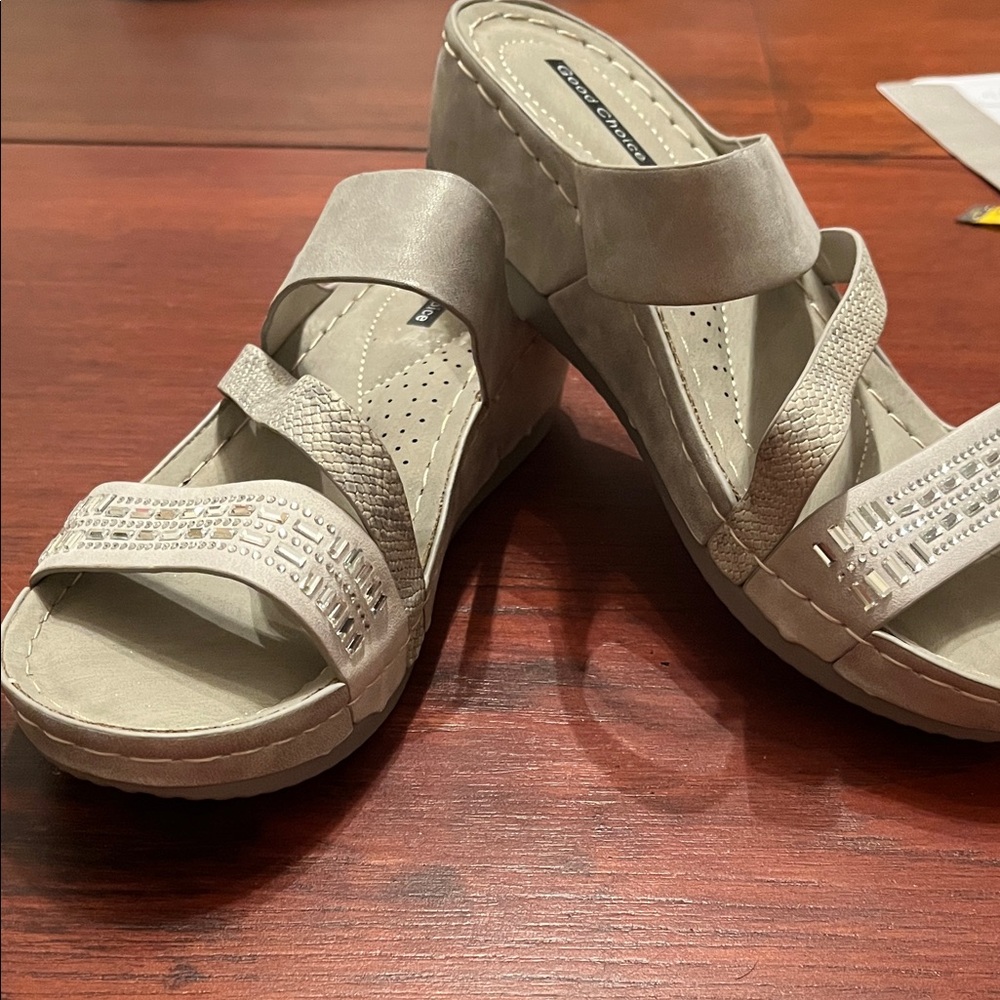 Good Chic Light grat  Wedge Sandals embellished w/ little shiny mirrors size
40